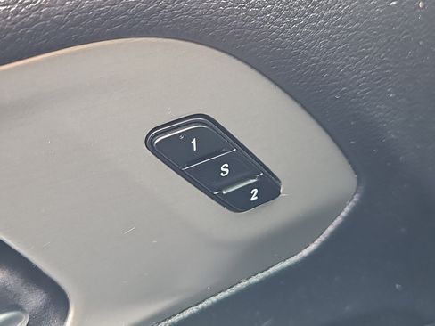 Used 2023 Chrysler Pacifica Limited w/ S Appearance Package FWD image 12