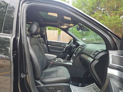 Used 2017 Ford Explorer Limited w/ Equipment Group 301A AWD/4WD image 18