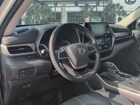 Used 2022 Toyota Highlander XLE FWD image 12