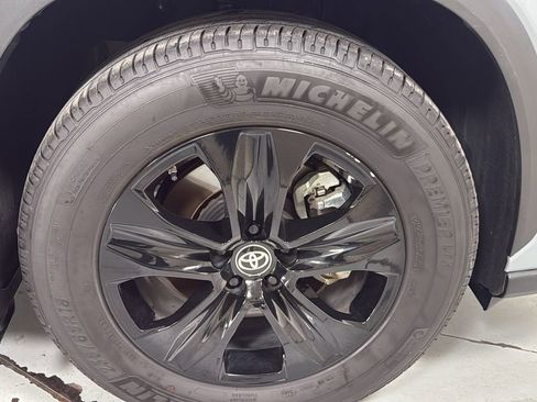 Certified 2024 Toyota Highlander XLE image 22