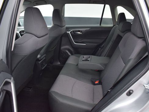 Used 2025 Toyota RAV4 XLE AWD/4WD image 12