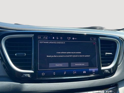 Used 2023 Chrysler Pacifica Touring-L FWD image 41