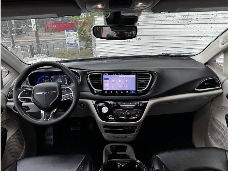 Used 2024 Chrysler Pacifica Touring-L FWD image 18