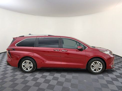 Used 2022 Toyota Sienna Limited image 5