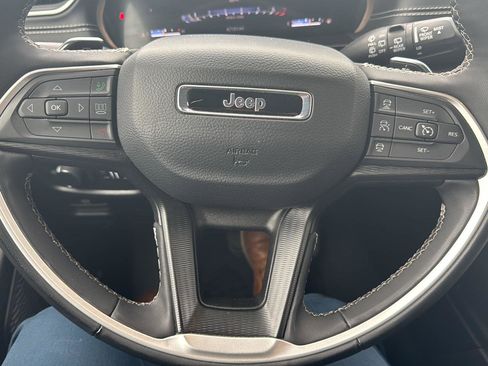 Used 2025 Jeep Grand Cherokee Altitude image 14