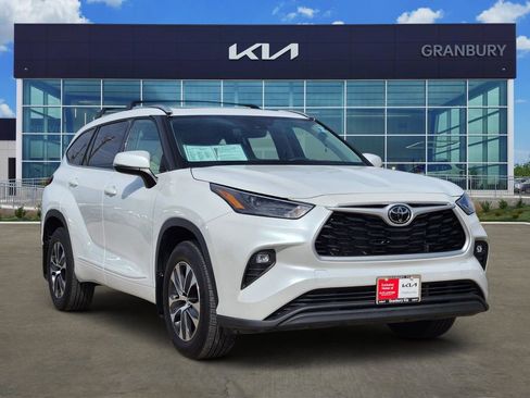 Used 2022 Toyota Highlander XLE AWD/4WD image 3