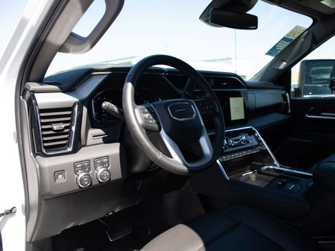 Used 2025 GMC Sierra 3500 Denali AWD/4WD image 17