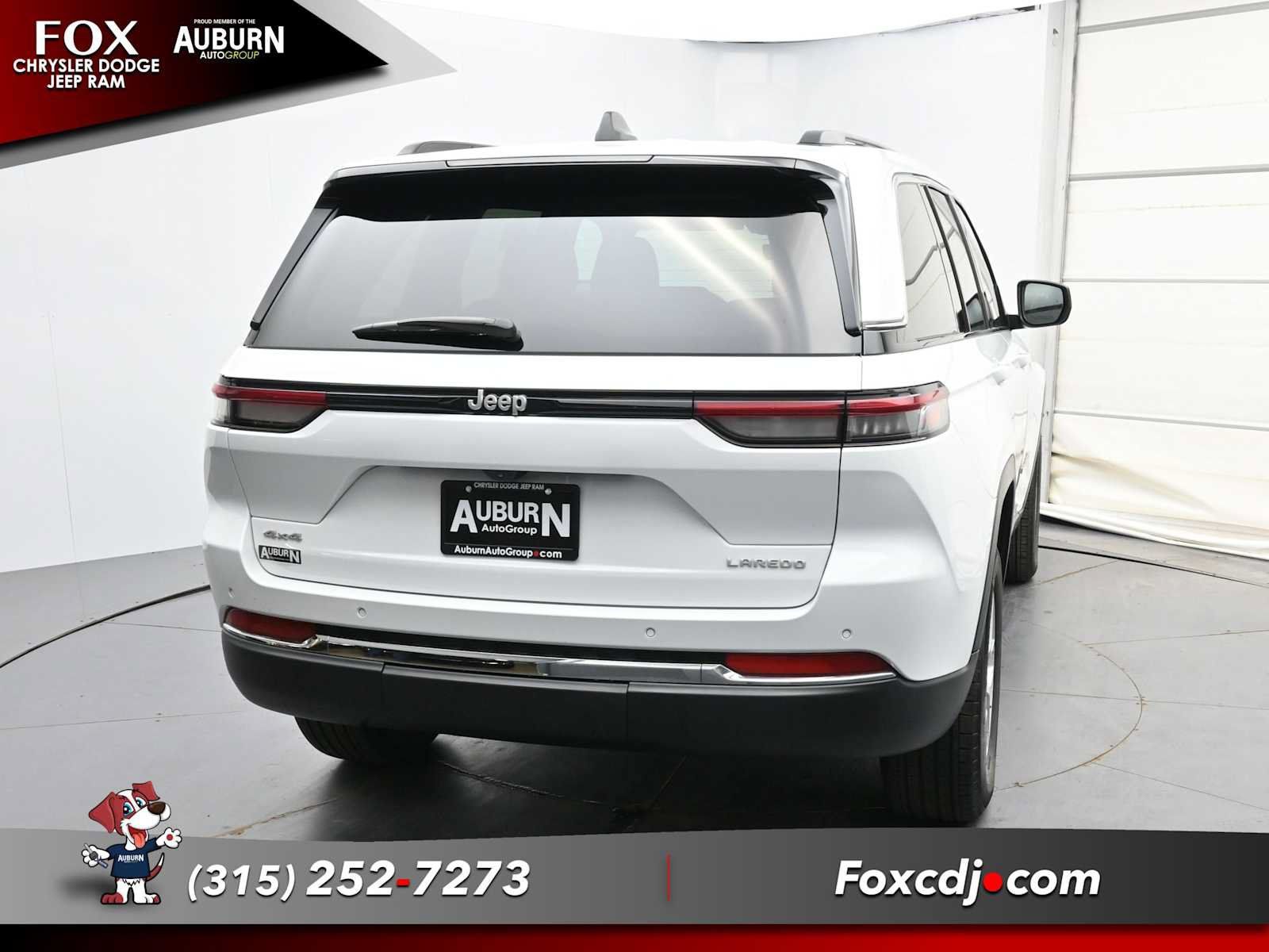 Used 2025 Jeep Grand Cherokee Laredo X w/ Luxury Tech Group I AWD/4WD image 4