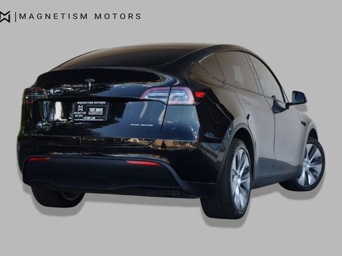 Used 2024 Tesla Model Y Long Range AWD/4WD image 8