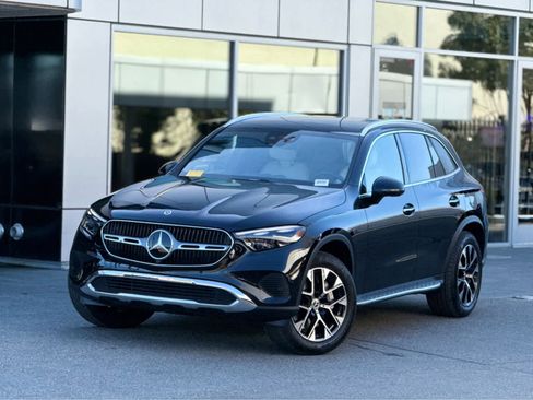 Used 2025 Mercedes-Benz GLC 350e 4MATIC image 2