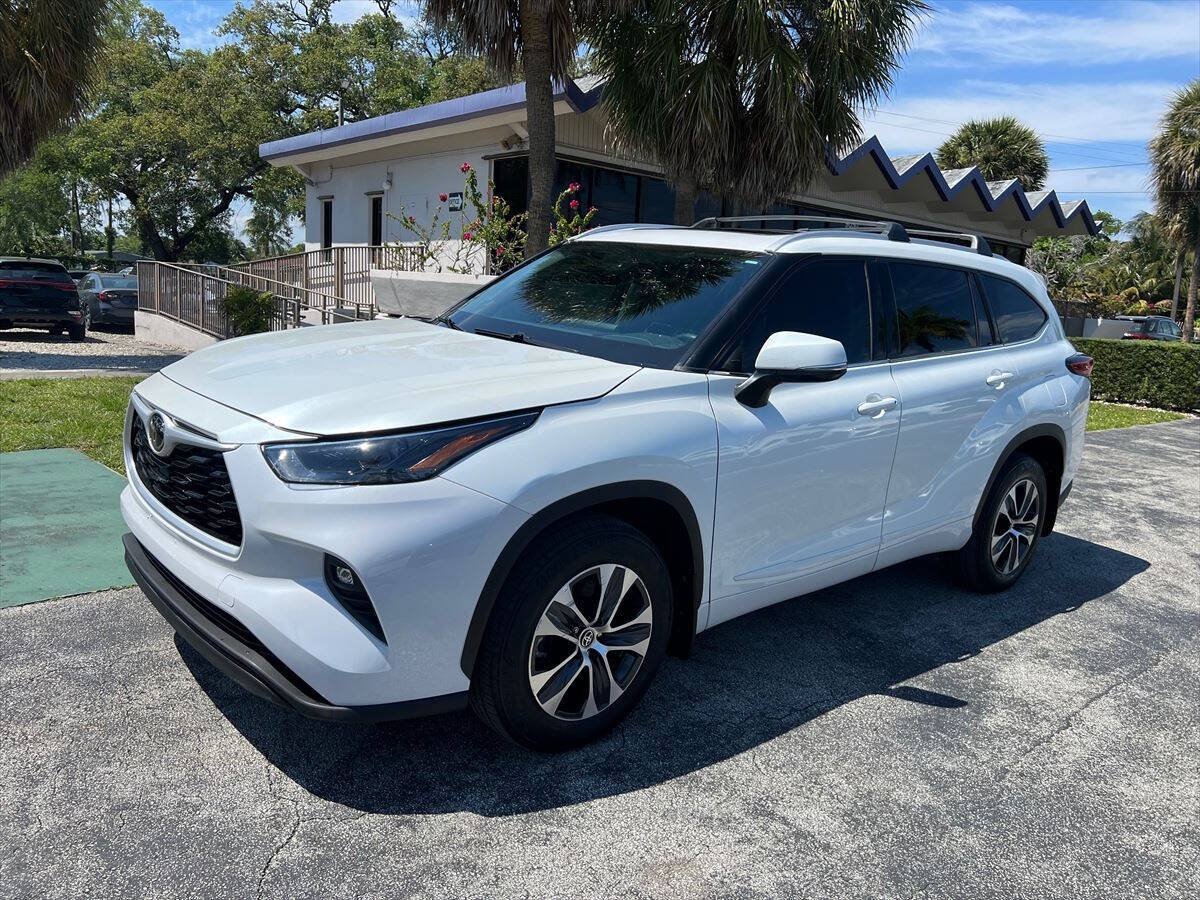 Used 2022 Toyota Highlander XLE AWD/4WD image 2