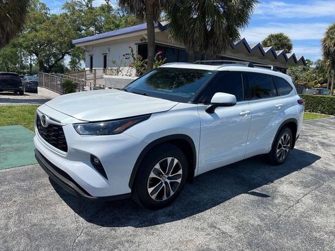 Used 2022 Toyota Highlander XLE AWD/4WD image 2