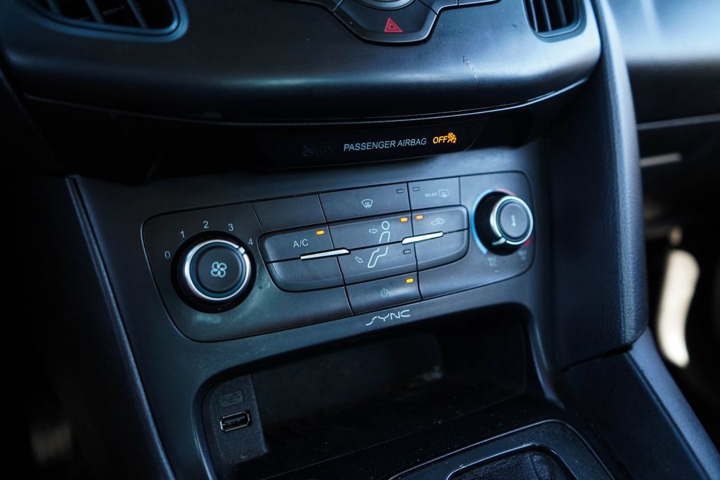 Used 2018 Ford Focus SE FWD image 27