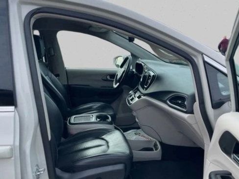 Used 2020 Chrysler Pacifica Touring-L Plus image 13