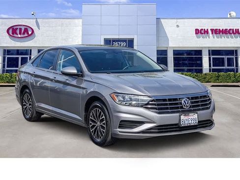 Used 2021 Volkswagen Jetta SE w/ SE Cold Weather Package image 3