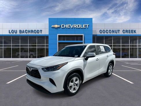 Used 2023 Toyota Highlander L FWD image 4