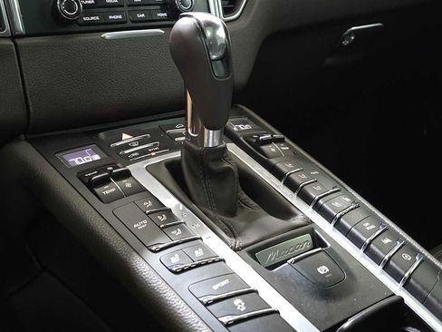 Used 2018 Porsche Macan image 38