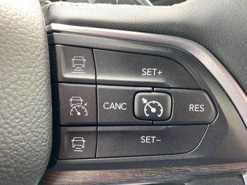 Used 2024 Jeep Grand Cherokee Limited w/ Black Appearance Package AWD/4WD image 17