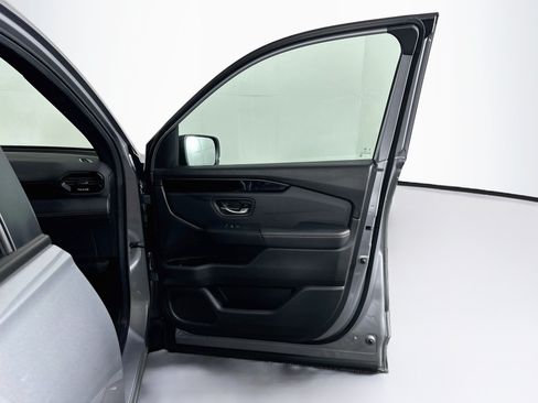 Used 2025 Honda Pilot TrailSport image 34