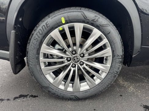 New 2026 Toyota Highlander Platinum image 9