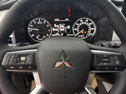 New 2025 Mitsubishi Outlander SE image 17