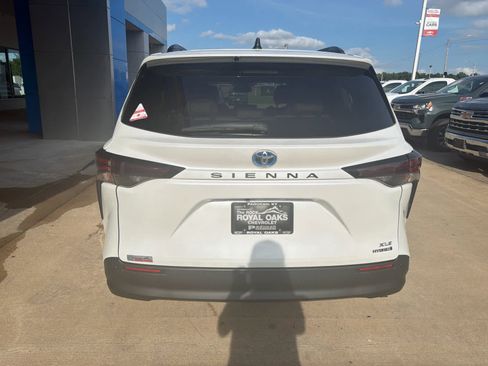 Used 2024 Toyota Sienna XLE w/ XLE Plus Package FWD image 4
