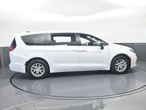 Used 2025 Chrysler Pacifica Select FWD image 7