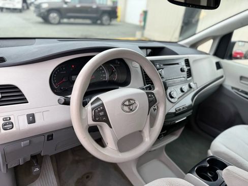 Used 2012 Toyota Sienna LE image 17