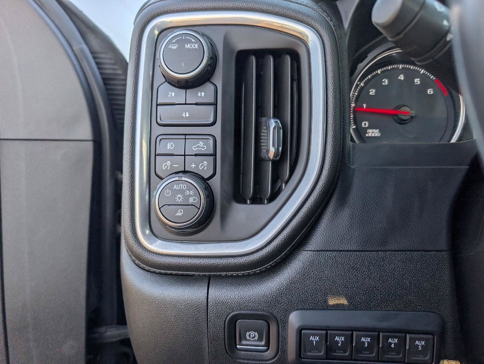 Used 2022 Chevrolet Silverado 2500 LT w/ Convenience Package AWD/4WD image 9