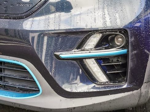 Used 2022 Kia Niro EX Premium image 7