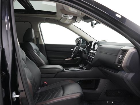 Used 2024 Nissan Pathfinder Platinum AWD/4WD image 13