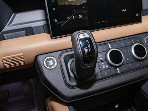 Used 2025 Land Rover Defender 130 X-Dynamic SE image 19