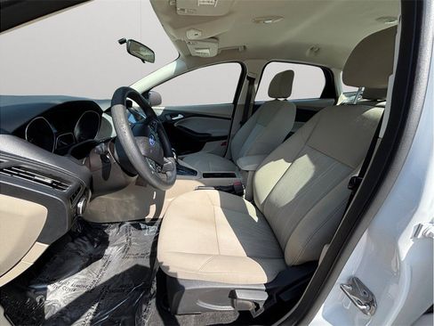 Used 2015 Ford Focus SE FWD image 2
