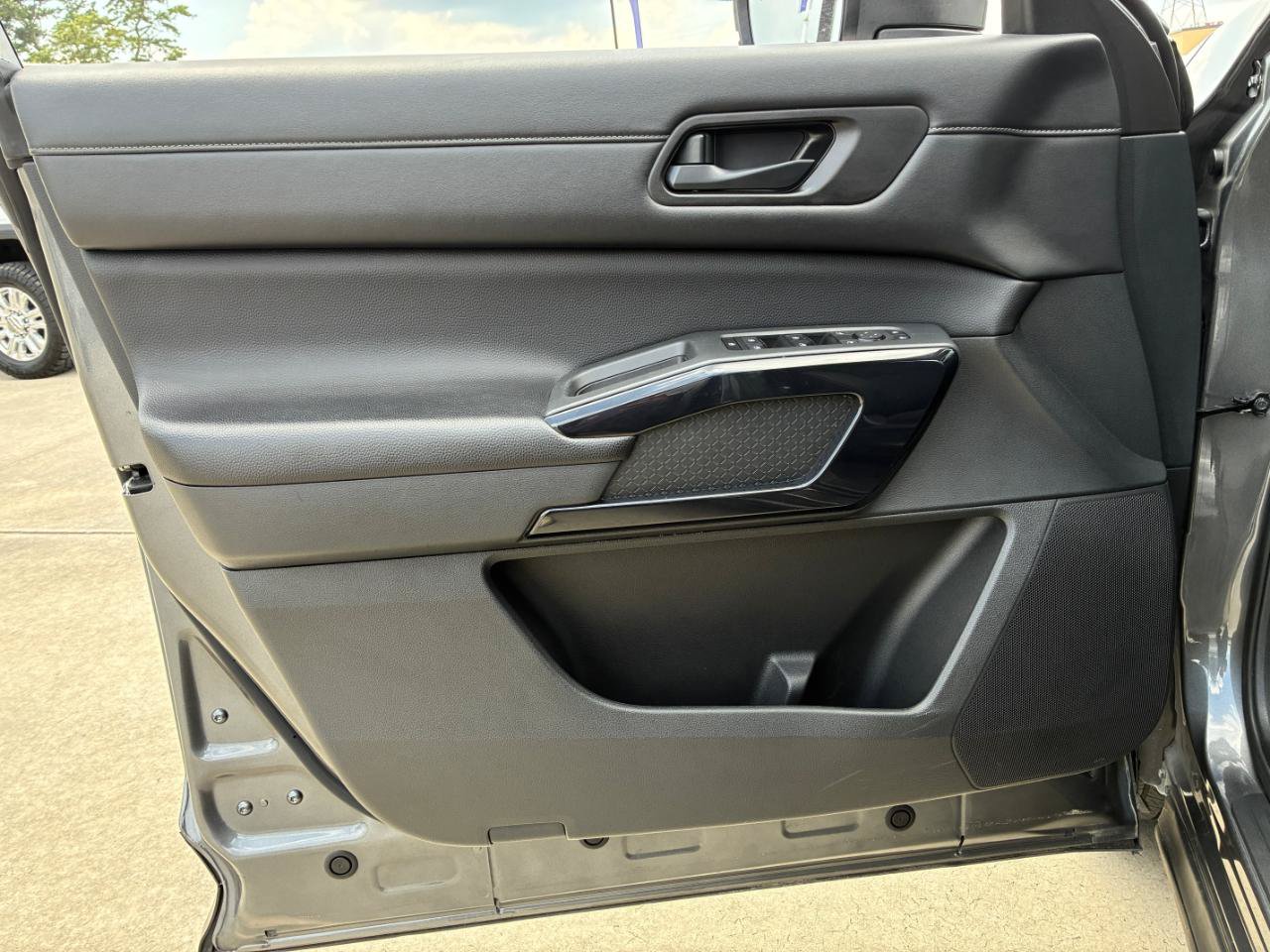 Used 2024 Nissan Pathfinder SV FWD image 8