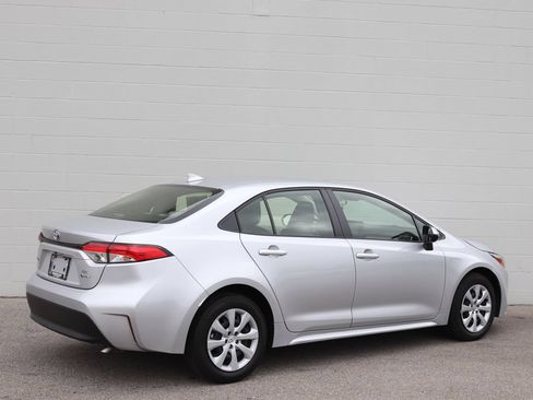 Used 2025 Toyota Corolla LE FWD image 2