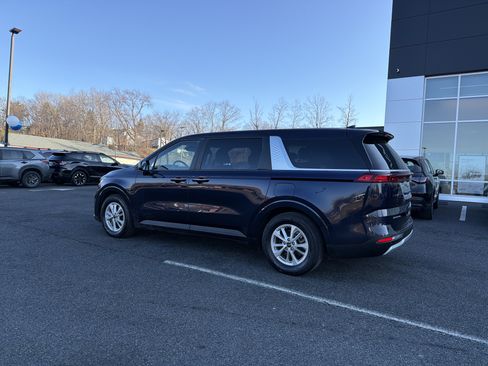 Used 2023 Kia Carnival LX image 8