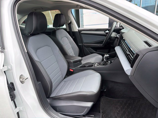 Used 2025 Volkswagen Jetta SE FWD image 19