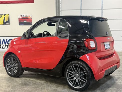 Used 2017 smart fortwo passion RWD image 5