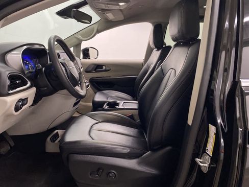 Used 2024 Chrysler Pacifica Touring-L image 14