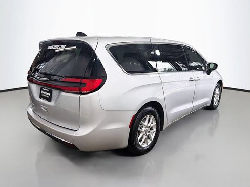 Used 2024 Chrysler Pacifica Touring-L FWD image 9
