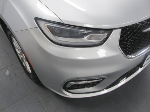 Used 2023 Chrysler Pacifica Touring-L FWD image 10