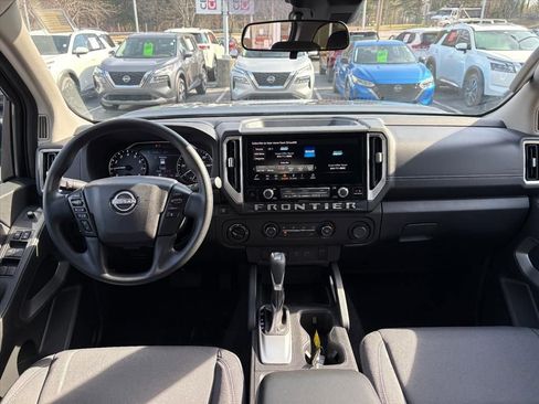 Certified 2025 Nissan Frontier SV image 9