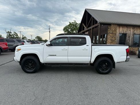 Used 2020 Toyota Tacoma SR5 RWD image 3