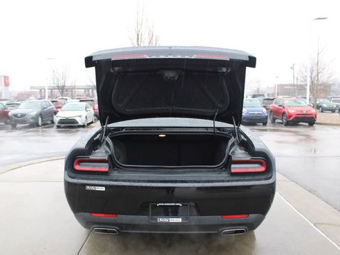 Used 2018 Dodge Challenger SXT image 9