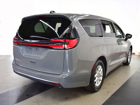 Used 2025 Chrysler Pacifica Select FWD image 7