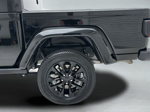 Used 2023 Jeep Gladiator Overland AWD/4WD image 9