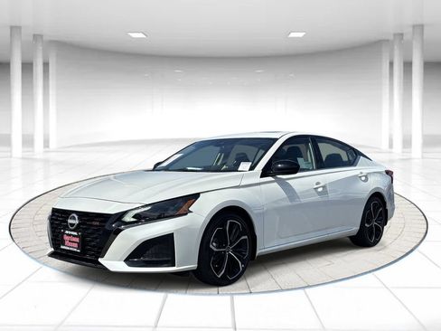 Certified 2025 Nissan Altima 2.5 SR w/ SR Premium Package FWD image 1