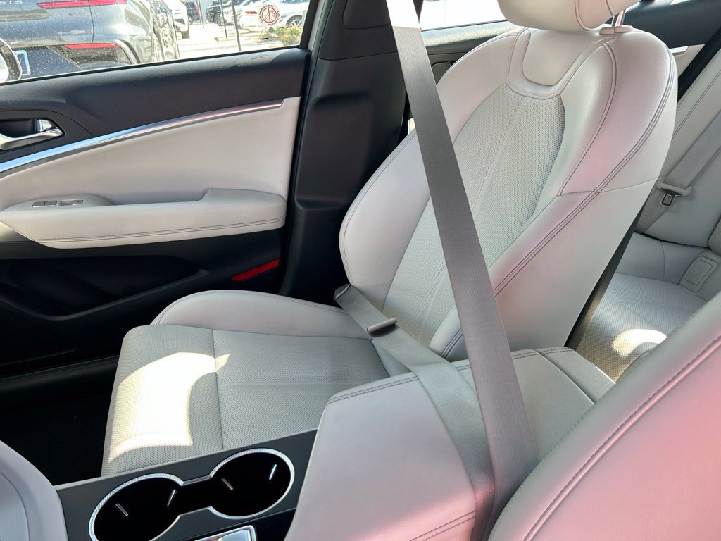 Used 2025 Genesis G70 2.5T RWD image 12