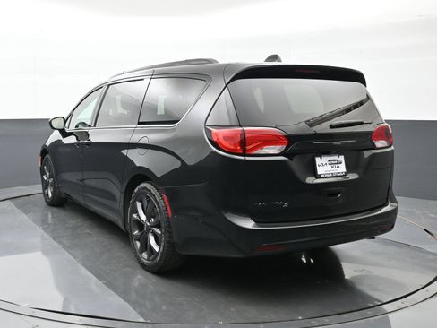 Used 2018 Chrysler Pacifica Touring-L Plus w/ Advanced Safetytec Group FWD image 2