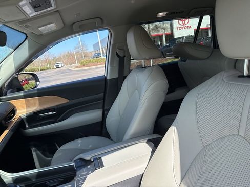 Used 2024 Toyota Grand Highlander Limited image 9